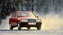 Mercedes-Benz 190 der Baureihe W201 auf unbefestigter Straße in Fahraufnahme