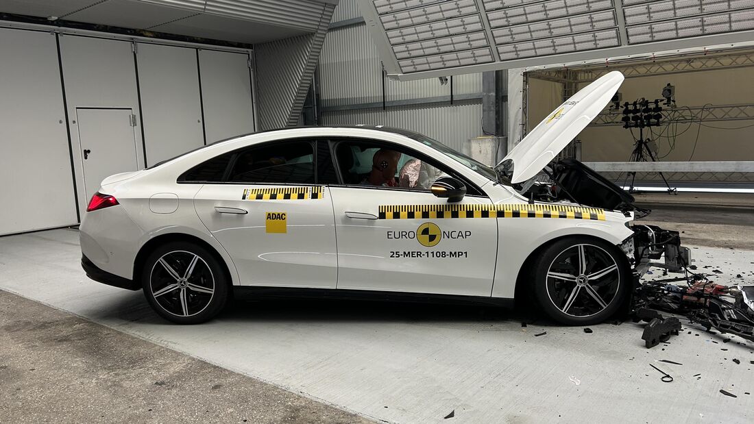 Mercedes-Benz CLA nach einem Euro-NCAP-Crashtest im Prüfzentrum zur Bewertung von Struktur und Insassenschutz.