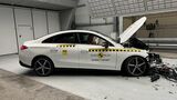 Mercedes-Benz CLA nach einem Euro-NCAP-Crashtest im Prüfzentrum zur Bewertung von Struktur und Insassenschutz.