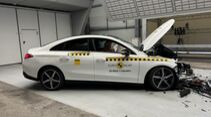 Mercedes-Benz CLA nach einem Euro-NCAP-Crashtest im Prüfzentrum zur Bewertung von Struktur und Insassenschutz.