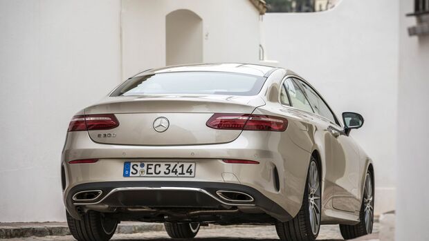 Mercedes-Benz E-Klasse CoupÃ©, Press Test Drive Barcelona 2017, E 300 CoupeÌ aragonitsilber, Leder Nappa, macchiatobeige/yachtblau, AMG Line, * E 300 CoupeÌ Kraftstoffverbrauch kombiniert: 6,4 l/100 km, CO2-Emissionen kombiniert: 147 g/km.&#13;Mercedes-Benz 