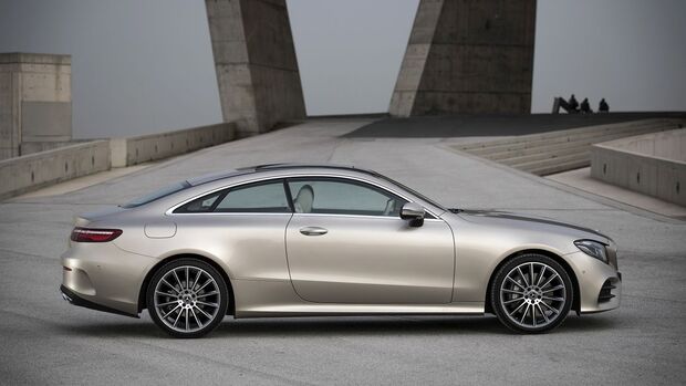 Mercedes-Benz E-Klasse CoupÃ©, Press Test Drive Barcelona 2017, E 300 CoupeÌ aragonitsilber, Leder Nappa, macchiatobeige/yachtblau, AMG Line, * E 300 CoupeÌ Kraftstoffverbrauch kombiniert: 6,4 l/100 km, CO2-Emissionen kombiniert: 147 g/km.&#13;Mercedes-Benz 