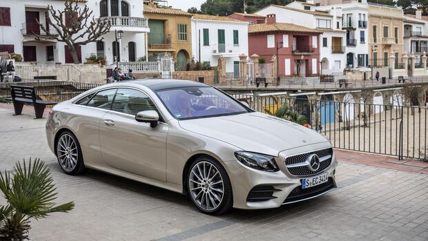 Mercedes-Benz E-Klasse CoupÃ©, Press Test Drive Barcelona 2017, E 300 CoupeÌ aragonitsilber, Leder Nappa, macchiatobeige/yachtblau, AMG Line, * E 300 CoupeÌ Kraftstoffverbrauch kombiniert: 6,4 l/100 km, CO2-Emissionen kombiniert: 147 g/km.&#13;Mercedes-Benz 
