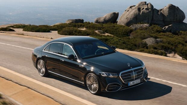 Mercedes-Benz S-Klasse Modelljahr 2026 als schwarze Limousine in Fahrt auf einer Landstraße
