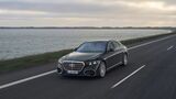 Mercedes-Benz S-Klasse auf einer Küstenstraße während der Fahrt in Frontansicht