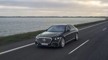 Mercedes-Benz S-Klasse auf einer Küstenstraße während der Fahrt in Frontansicht
