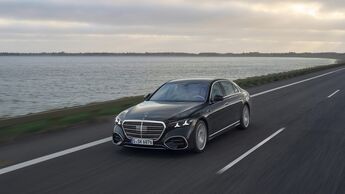 Mercedes-Benz S-Klasse auf einer Küstenstraße während der Fahrt in Frontansicht