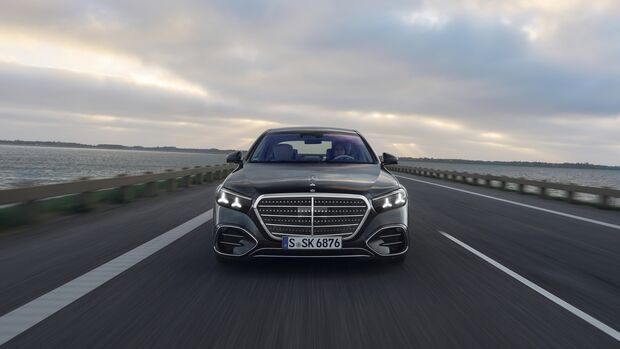 Mercedes-Benz S-Klasse frontal auf einer Straße während der Fahrt