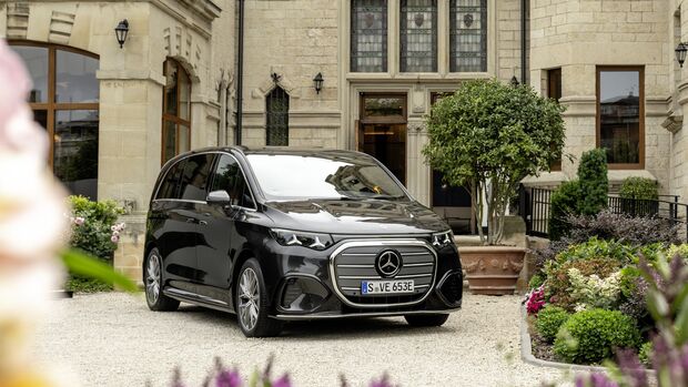 Mercedes-Benz VLE in Schwarz vor einem Gebäude mit historischer Architektur.
