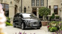 Mercedes-Benz VLE in Schwarz vor einem Gebäude mit historischer Architektur.