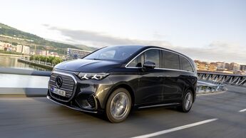 Mercedes-Benz VLE während der Fahrt auf einer Straße.