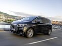 Mercedes-Benz VLE während der Fahrt auf einer Straße.