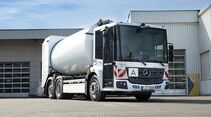 Mercedes-Benz eEconic als Elektro-Müllfahrzeug vor einem Betriebshof.