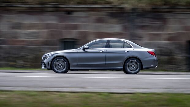 Mercedes C-Klasse 2018, seitlich, fahrend