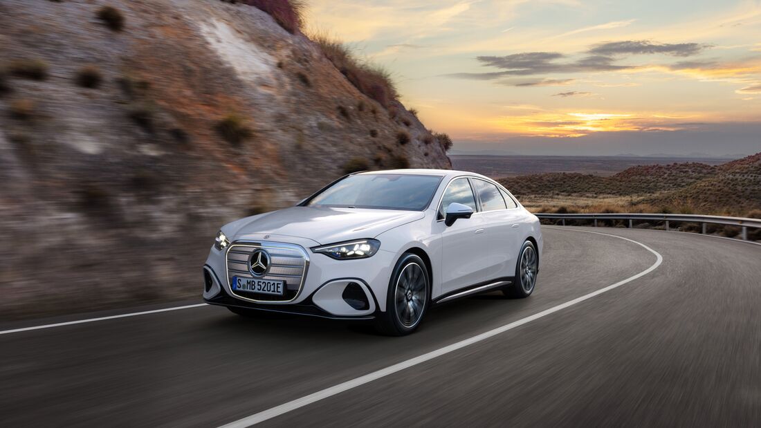 Mercedes C-Klasse Elektro fährt auf einer Landstraße in der Seitenansicht.