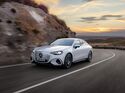 Mercedes C-Klasse Elektro fährt auf einer Landstraße in der Seitenansicht.
