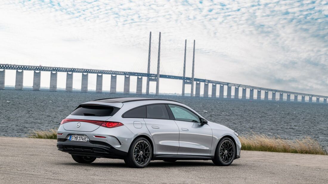 Mercedes CLA Shooting Brake EQ als silberner Elektro-Kombi auf Landstraße, seitlich aufgenommen.