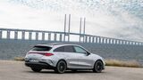 Mercedes CLA Shooting Brake EQ als silberner Elektro-Kombi auf Landstraße, seitlich aufgenommen.