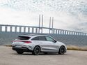 Mercedes CLA Shooting Brake EQ als silberner Elektro-Kombi auf Landstraße, seitlich aufgenommen.