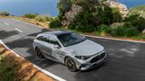 Mercedes CLA Shooting Brake von oben auf kurviger Küstenstraße