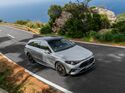 Mercedes CLA Shooting Brake von oben auf kurviger Küstenstraße