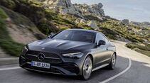 Mercedes CLE 300 4Matic Coupé fährt auf einer kurvigen Straße vor felsiger Landschaft.