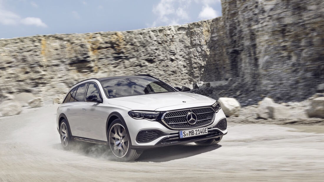Mercedes E-Klasse All Terrain kann in der Version E300 de 4Maticmit Benzin Diesel Strom fahren. Rein elektrisch sind über 100 Kilometer drin