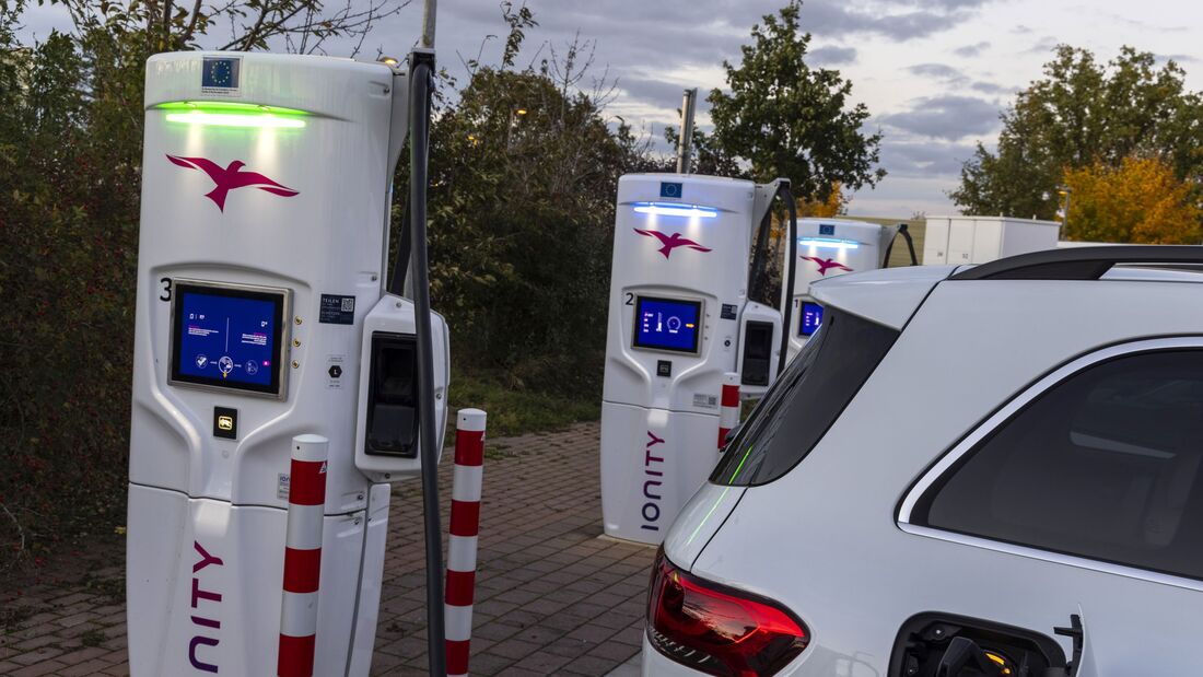 Mercedes EQB 2022, Ladesäule, Schnellladesäule, Ionity, laden, E-Auto