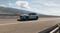 Mercedes GLA fährt auf einer Brücke entlang einer Küstenlandschaft, aufgenommen aus der Seitenperspektive.