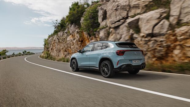 Mercedes GLA in Hellblau auf einer Küstenstraße, aufgenommen aus der Heckperspektive während der Fahrt.