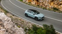 Mercedes GLA in Hellblau auf einer kurvenreichen Straße, aufgenommen aus der Vogelperspektive.