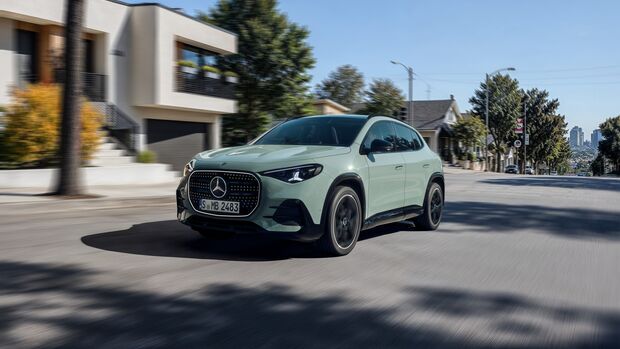 Mercedes GLA in heller Lackierung während der Fahrt auf einer Wohnstraße aus Frontperspektive.