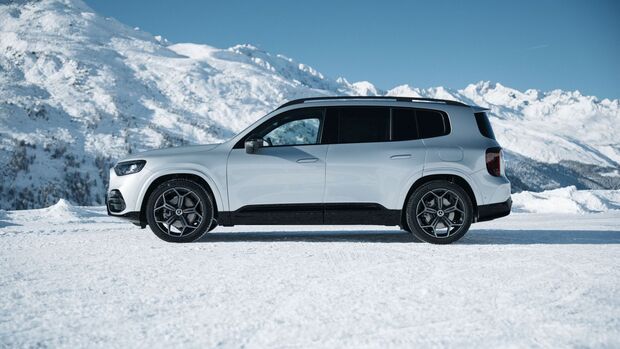 Mercedes GLB Elektro-SUV in Seitenansicht vor verschneiter Bergkulisse.