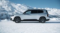 Mercedes GLB Elektro-SUV in Seitenansicht vor verschneiter Bergkulisse.