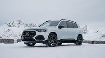 Mercedes GLB Elektroversion in Winterlandschaft, Frontansicht mit LED-Sternmotiven.
