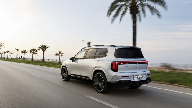 Mercedes GLB Heckansicht während der Fahrt auf Straße