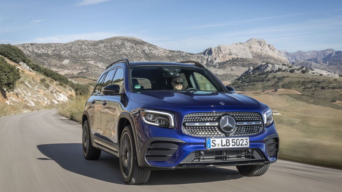 Mercedes GLB, blau, schräg, vorne, links