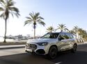 Mercedes GLB fährt auf Straße mit Palmen im Hintergrund