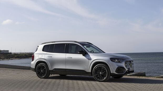 Mercedes GLB in Seitenansicht am Wasser geparkt