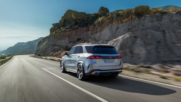 Mercedes GLE fährt auf Landstraße, Heckansicht mit LED-Rückleuchten