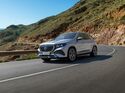Mercedes GLE fährt auf kurviger Straße, Frontansicht mit Kühlergrill