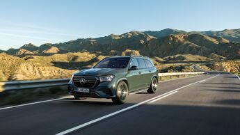 Mercedes GLS SUV in Frontansicht auf kurviger Straße in bergiger Landschaft


