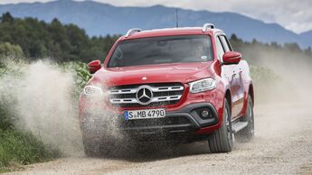 Mercedes X-Klasse 350 d 4matic, 2018, rot, fahrend, vorne, links, Schotter, Wasser