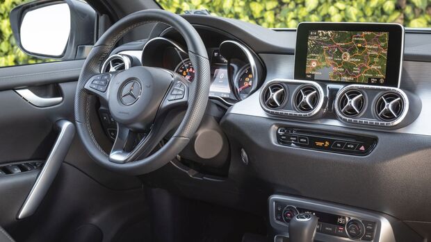 Mercedes X-Klasse 350 d 4matic, 2018, rot, innenraum, cockpit, armaturenbrett, bildschirm