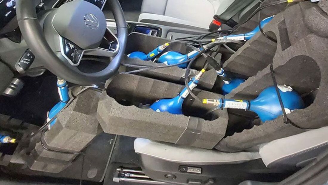 Messsonden und Schaumstoffhalterungen im Innenraum eines Elektroautos zur Erfassung elektromagnetischer Felder während der Fahrt.