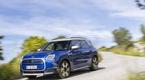 Mini Countryman E Elektro-SUV in blauer Lackierung bei Fahrt auf kurviger Landstraße