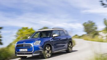 Mini Countryman E Elektro-SUV in blauer Lackierung bei Fahrt auf kurviger Landstraße