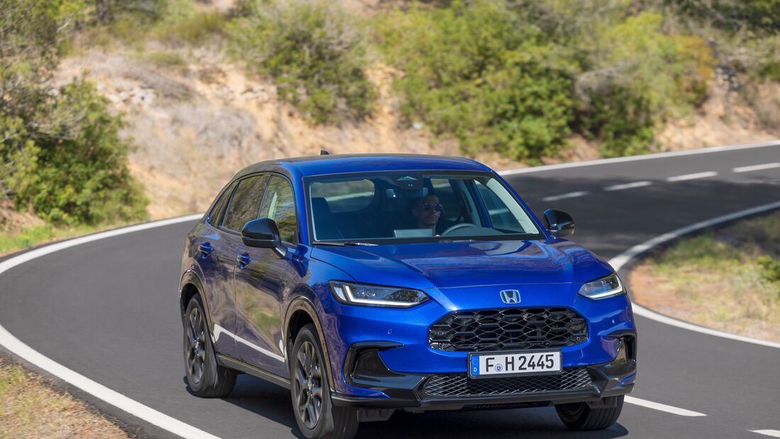 Mit dem ZR-V bringt Honda eine Kombination aus anspruchsvollem Design, Funktionalität und begeisterndem Fahrerlebnis in das C-SUV-Segment. Der ZR-V reiht sich im Honda Modellportfolio zwischen dem HR-V und dem CR-V ein.