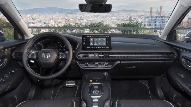 Mit dem ZR-V bringt Honda eine Kombination aus anspruchsvollem Design, Funktionalität und begeisterndem Fahrerlebnis in das C-SUV-Segment. Der ZR-V reiht sich im Honda Modellportfolio zwischen dem HR-V und dem CR-V ein.