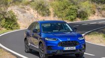 Mit dem ZR-V bringt Honda eine Kombination aus anspruchsvollem Design, Funktionalität und begeisterndem Fahrerlebnis in das C-SUV-Segment. Der ZR-V reiht sich im Honda Modellportfolio zwischen dem HR-V und dem CR-V ein.